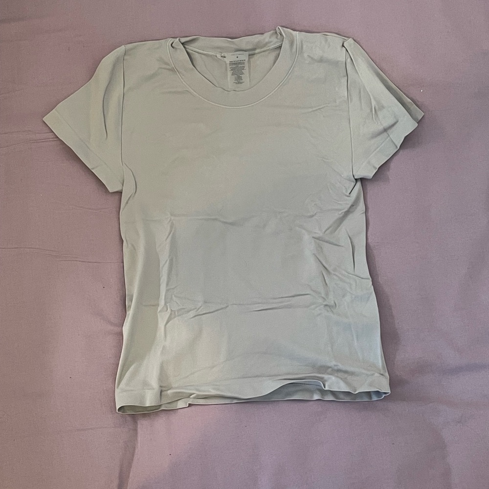 Seamless Aritzia shirt all four!